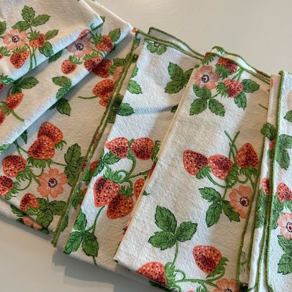 Vintage Strawberry Napkins Set Of 6 🍓 - Picture 3 of 10